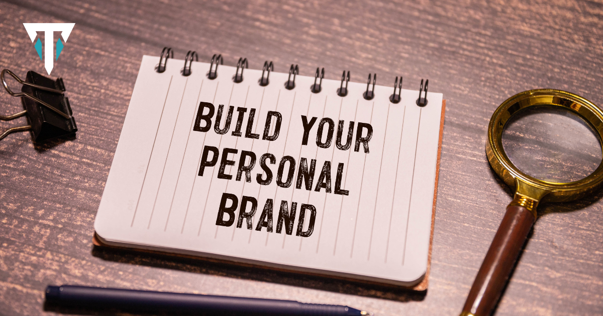 Quyển sổ trên bàn với nội dung Build your personal brand
